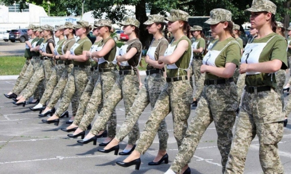 Nữ binh sĩ Ukraine đi giày cao gót khi tập luyện