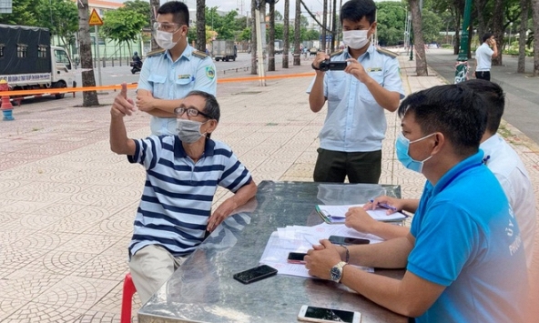 TPHCM: 3 người bị phạt 6 triệu vì tập thể dục trong công viên ngày giãn cách xã hội