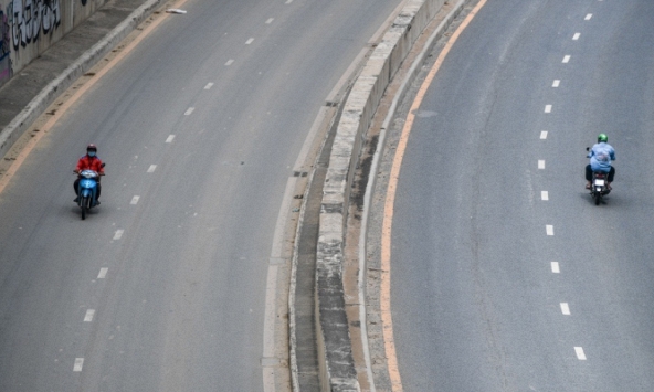 Đường phố TP.HCM trong 24 giờ đầu tiên thực hiện Chỉ thị 16