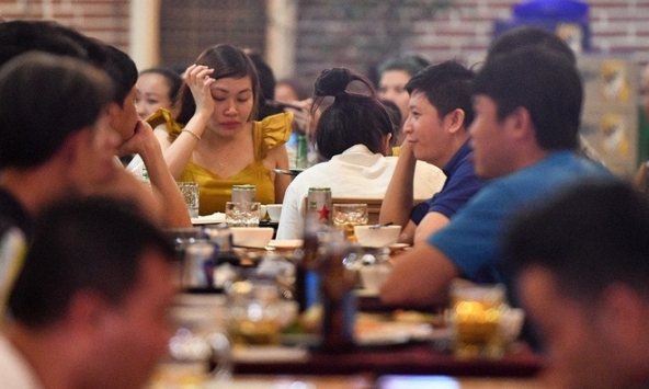 Hà Nội yêu cầu dừng cắt tóc, quán ăn chỉ được bán mang về từ 0h ngày 13/7