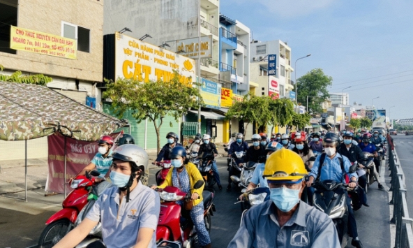 TP.HCM ngày thứ 4 giãn cách xã hội: Người đưa 'giấy thông hành' đông đúc tại các chốt kiểm soát