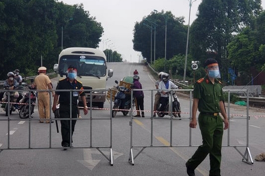 Hà Nội lập 22 chốt kiểm soát phương tiện kết hợp test nhanh COVID-19