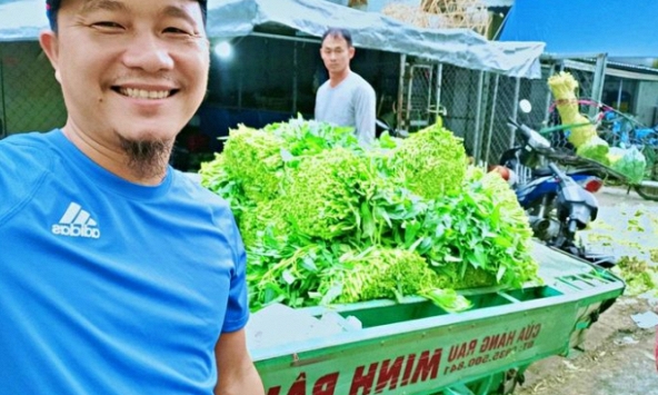 Bị chê 'dại' vì không tăng giá mùa dịch, người đàn ông bán rau có cách trả lời khiến ai cũng nể