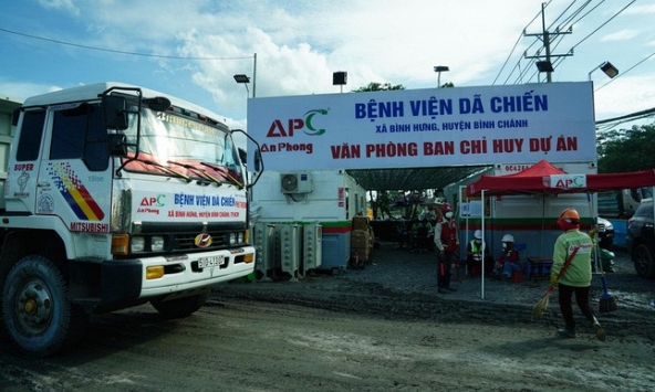 Hàng trăm công nhân làm việc thâu đêm suốt sáng cấp tốc xây dựng thêm hai bệnh viện dã chiến