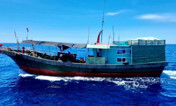 Đuổi tàu cá Trung Quốc xâm phạm vùng biển Quảng Bình