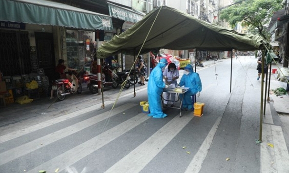 Hà Nội xét nghiệm sàng lọc SARS-CoV-2 người nguy cơ cao ở cộng đồng