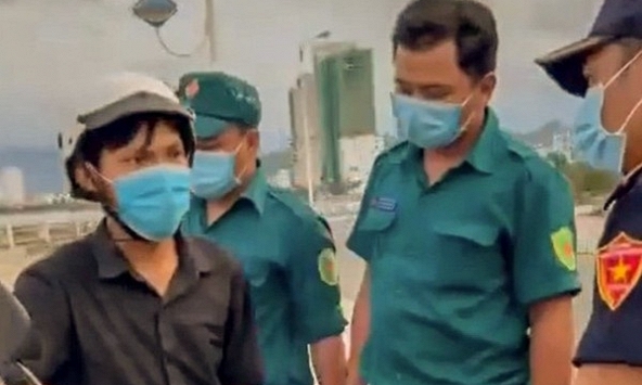 Phó chủ tịch phường giam xe người đi mua bánh mì bị kiểm điểm