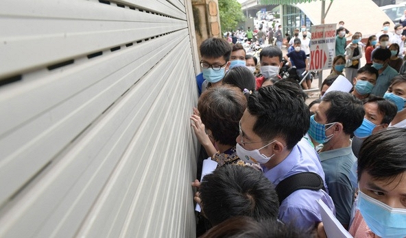 Hàng chục người chen lấn chờ xét nghiệm, test nhanh Covid-19