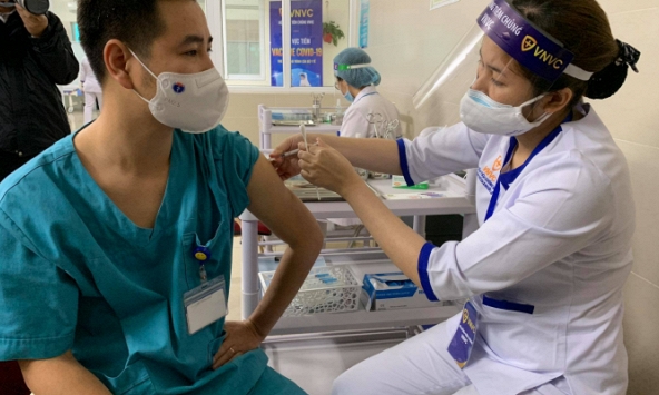 13 đối tượng được ưu tiên tiêm vaccine COVID-19 ở Hà Nội