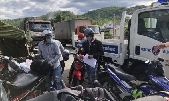 Người dân lũ lượt đi xe máy từ TP HCM, Bình Dương... về quê tránh dịch