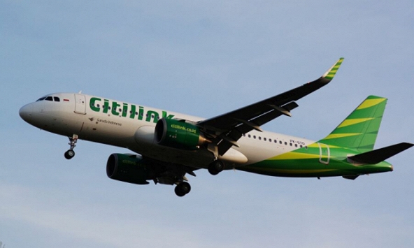 Indonesia: Một người đàn ông nhiễm Covid-19 cải trang thành vợ mình để lên máy bay