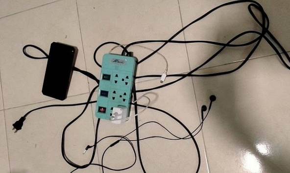 Một học sinh tiểu học bị điện giật tử vong khi cầm điện thoại của bố chơi