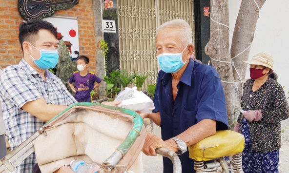 Bếp từ thiện ấm lòng hàng trăm người dân cơ nhỡ giữa lòng thành phố Nha Trang