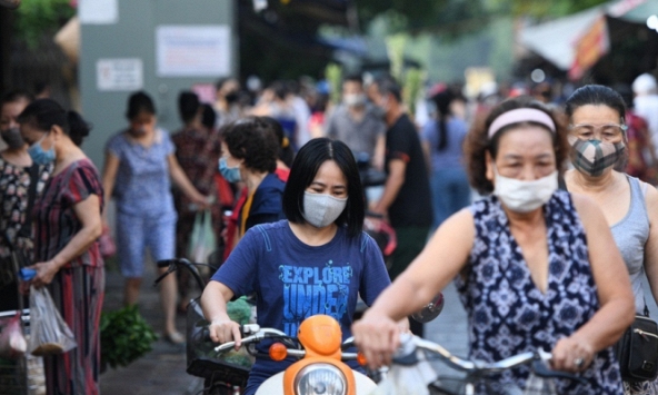 Ùn ùn vào chợ mua thực phẩm ngày đầu Hà Nội tăng cấp độ chống dịch