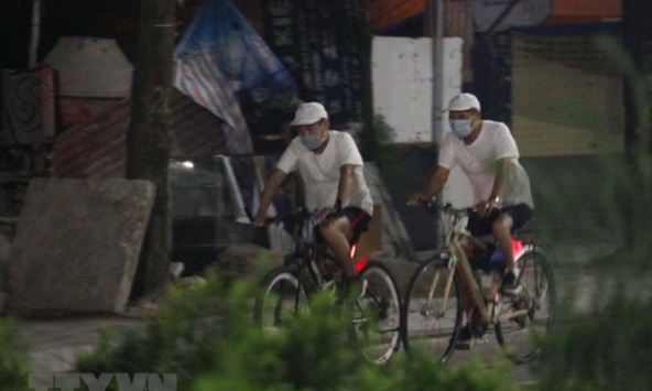 Nhiều người dân Hà Nội vẫn ra đường tập thể dục lúc rạng sáng