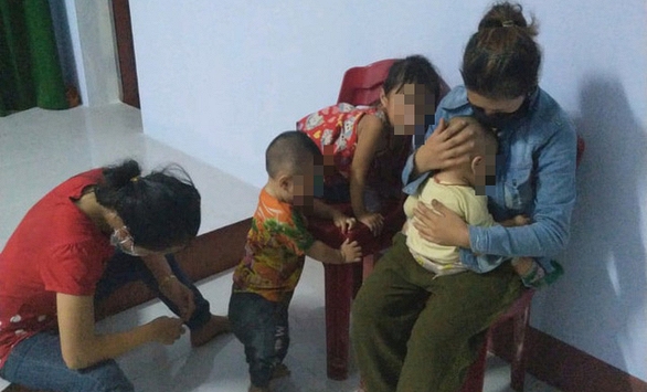 2 ông chồng bỏ quên vợ con ở điểm trung chuyển trên đường từ Bình Dương về Nghệ An