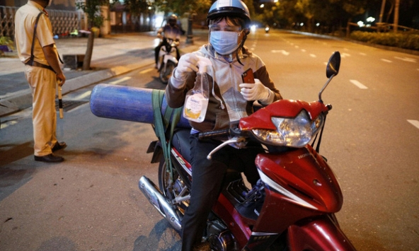 Người bố ra đường sau 18h để mua bình oxy cứu con sắp có máy tạo oxy 