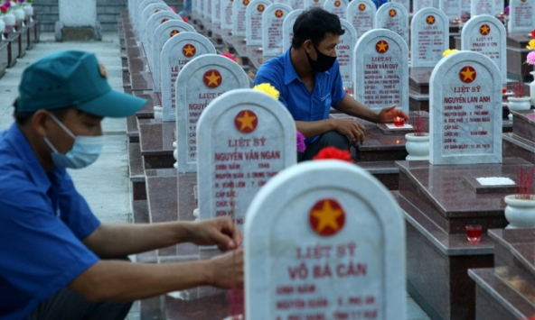 Thắp sáng 72 nghĩa trang liệt sĩ tại Quảng Trị bằng 60.000 ngọn nến