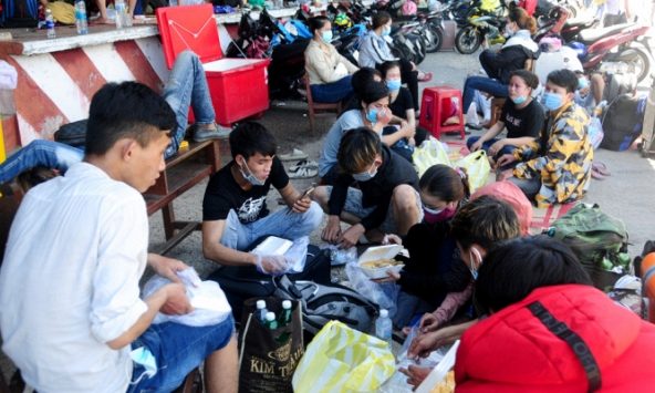 Hàng nghìn lao động nghèo kẹt cứng trên đèo Hải Vân khi đi xe máy về quê tránh dịch