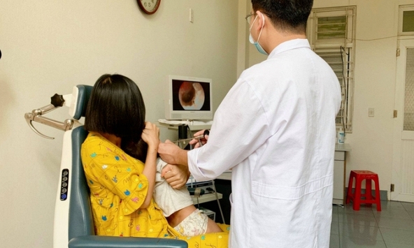 Bé gái hai tuổi bị hàng chục con giòi làm ổ trong tai