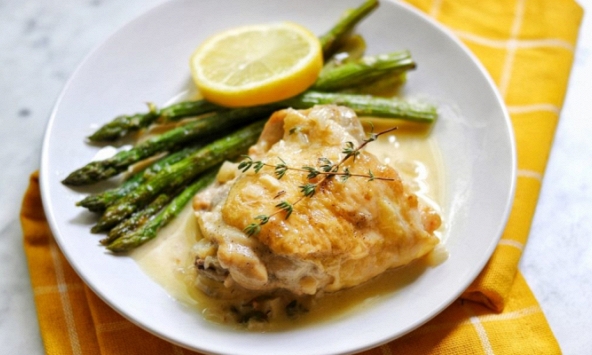 Ở nhà mùa dịch: Đùi gà hầm sốt kem, chanh, tỏi