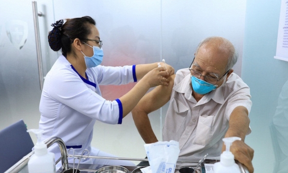 Hà Nội không “loại” người trên 65 tuổi trong chiến dịch tiêm vắc xin Covid- 19 (