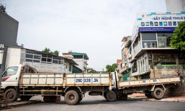 Hà Nội: Dùng xe tải, gạch và thùng container làm chốt phong tỏa