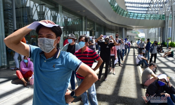 Người dân TP.HCM xếp hàng trật tự chờ tiêm vắc xin Covid-19