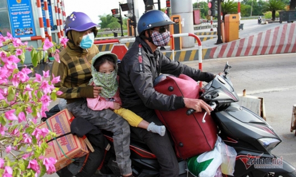 Nhiều nơi hỗ trợ tiền và lương thực cho người dân vượt nghìn cây số để về quê