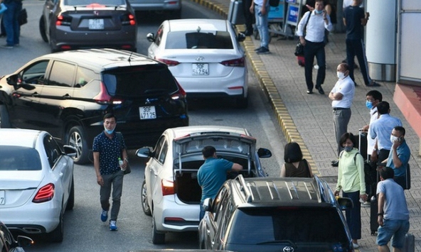 Nhiều tài xế từ chối chở khách đến/đi từ sân bay Nội Bài