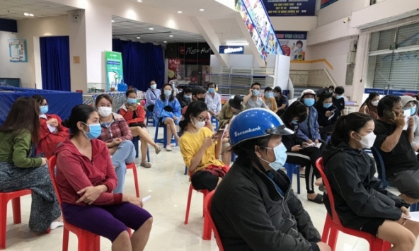 Siêu thị ở TP.HCM hết sớm thịt heo và cá