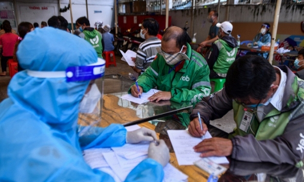 Ngày đầu TP.HCM tổ chức tiêm vaccine đồng loạt cho shipper