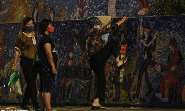 Người dân vượt rào thép gai vận chuyển đồ, rời khỏi khu phong tỏa ở Hà Nội