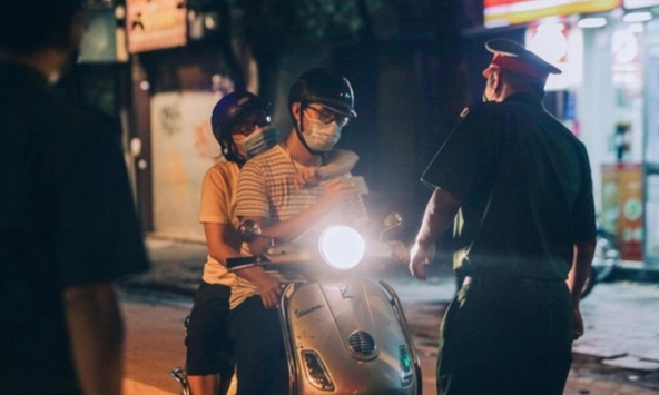 Đi chung xe máy trong ngày giãn cách có bị xử phạt không?