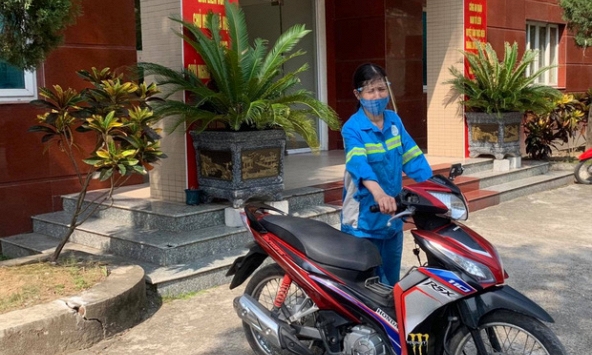 Công an tặng xe máy mới cho nữ lao công bị cướp ở Hà Nội