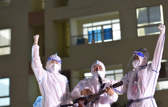 Tóc Tiên, Phương Thanh, MTV mặc đồ bảo hộ mang tiếng hát đến Bệnh viện dã chiến Thủ Đức