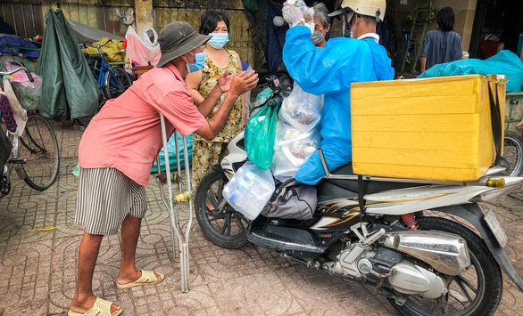 Võ sư 1 chân phát cơm từ thiện cho người vô gia cư khắp TPHCM