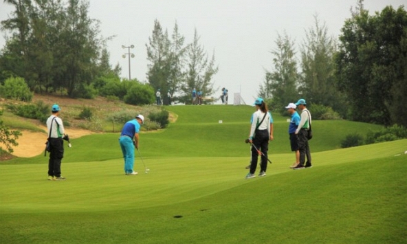 Tạm đình chỉ công tác Phó cục trưởng Cục Thuế vì đi đánh golf khi giãn cách xã hội