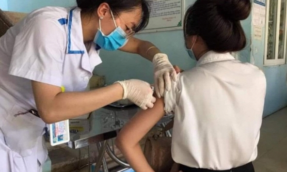 Nơi nào tiêm vaccine COVID-19 chậm, vaccine sẽ bị điều chuyển cho nơi khác