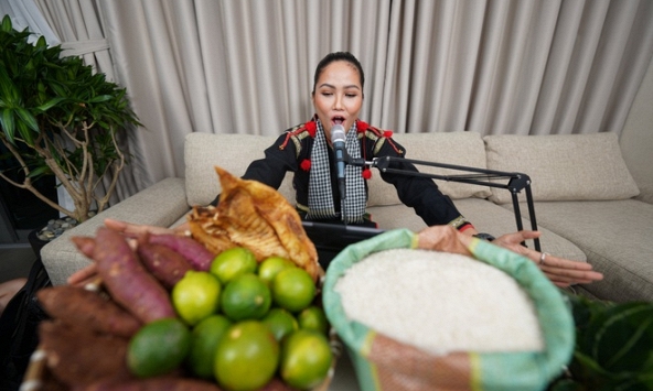 H'Hen Niê livestream bán hàng nông sản hỗ trợ bà con