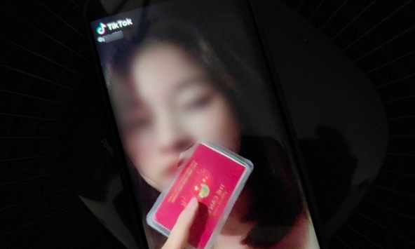 Một Tiktoker khoe dùng thẻ đỏ quyền lực từ bố để đi quanh Hà Nội khi giãn cách