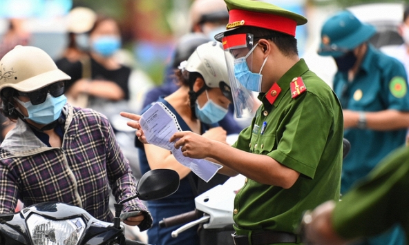 Người đi đường cần xuất trình giấy tờ gì khi bị kiểm tra trong thời gian giãn cách?