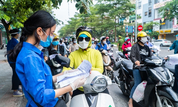 Hà Nội sẽ điều chỉnh việc kiểm tra giấy đi đường 