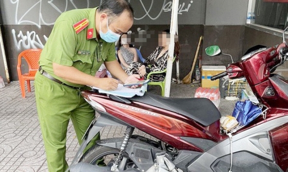 TPHCM: Người phụ nữ không đeo khẩu trang ở quận 4 tiếp tục bị phạt ở quận 1