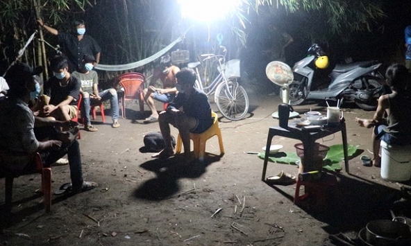 Nhóm người cầm dao đe doạ nông dân để cướp 18 con vịt mang về nhậu