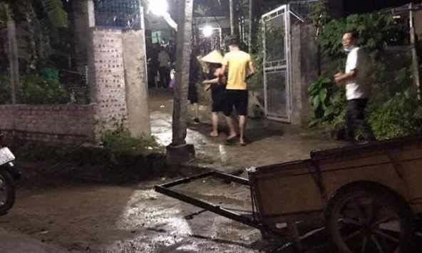 Em bé 7 tuổi tử vong vì vừa đeo tai nghe vừa sạc điện thoại