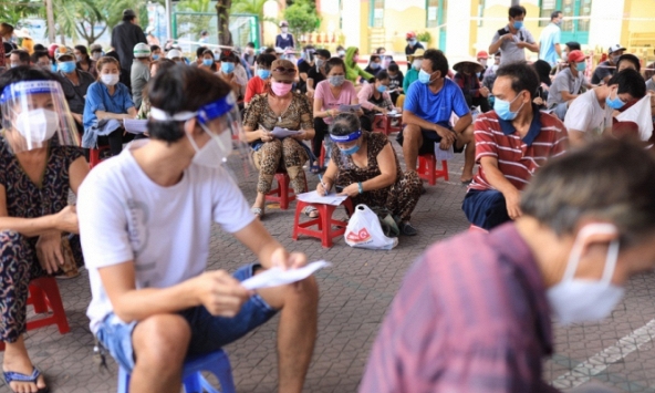 Người dân TP.HCM tiêm vaccine Sinopharm