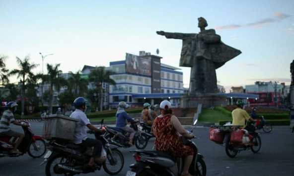 Đường phố Đà Nẵng đông người trước ngày 'ở yên trong nhà'