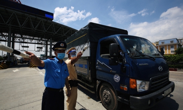 Xe 'luồng xanh' chở hoa quả vẫn bị phạt 3 triệu đồng vì hàng hóa không thiết yếu