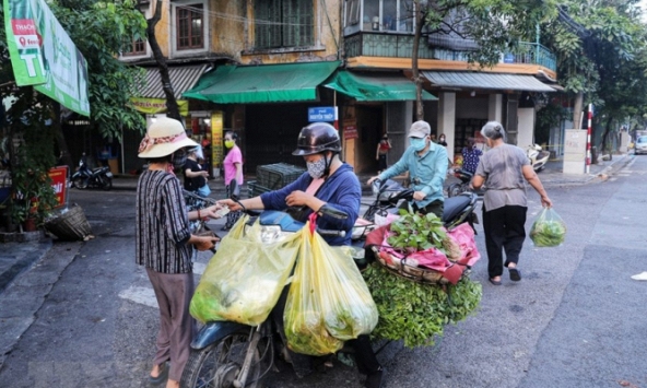 Hà Nội: Họp chợ ngay dưới lòng đường, bất chấp quy định chống dịch